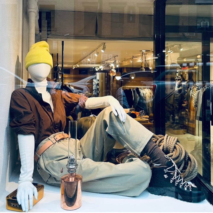 USED-SFW29E-WT 40 in H Egg Head Reclining Sitting Female Mannequin-NYC Display